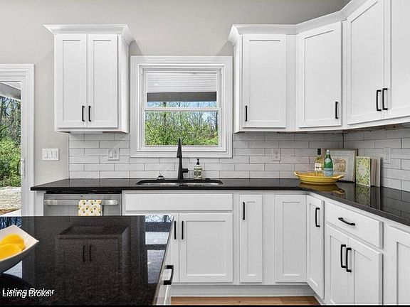 4th image of 8210 Roseborough Rd