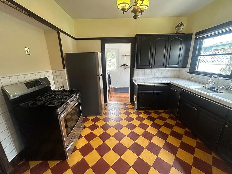 514 E Howard St — Photo 8