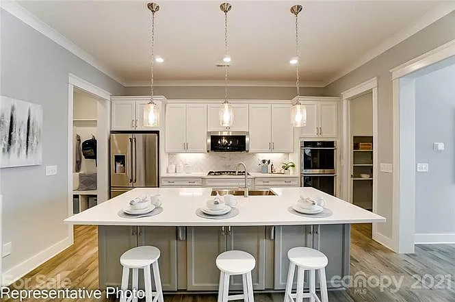 3 bed, 2.5 bath, 2131 sqft, $3,600 — Photo 3