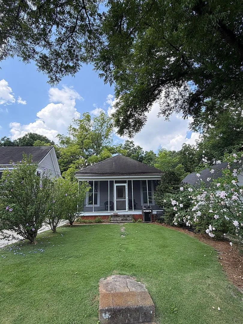 Short Distance To Downtown And Sanford Stadium — Photo 1