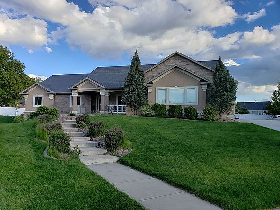 3rd image of 1620 Camelot Dr