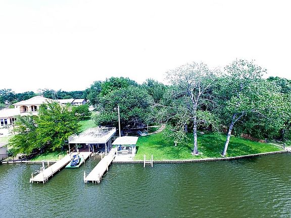 3rd image of 733 Kiowa Dr W