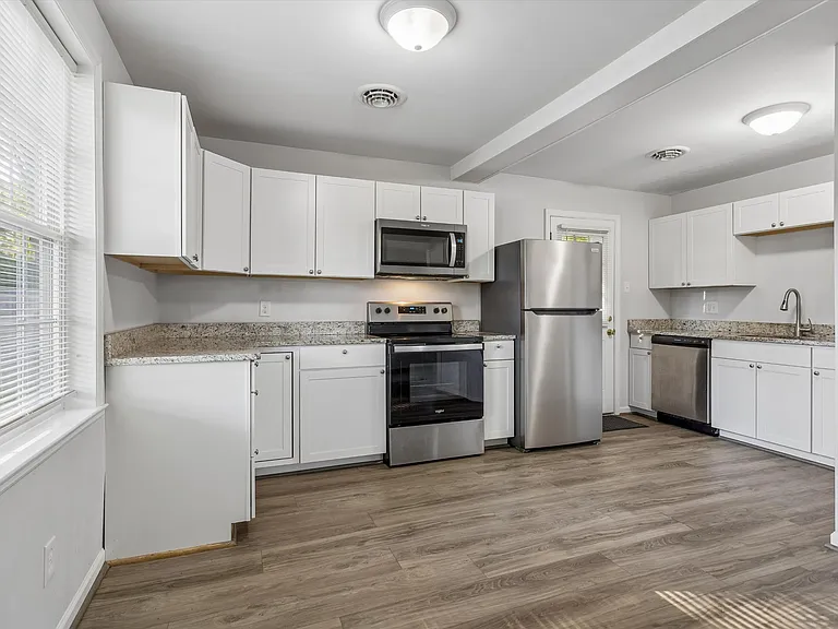 624 Sterling St — Photo 8