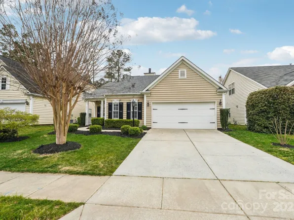 6423 Falls Lake Dr, Charlotte, NC 28270