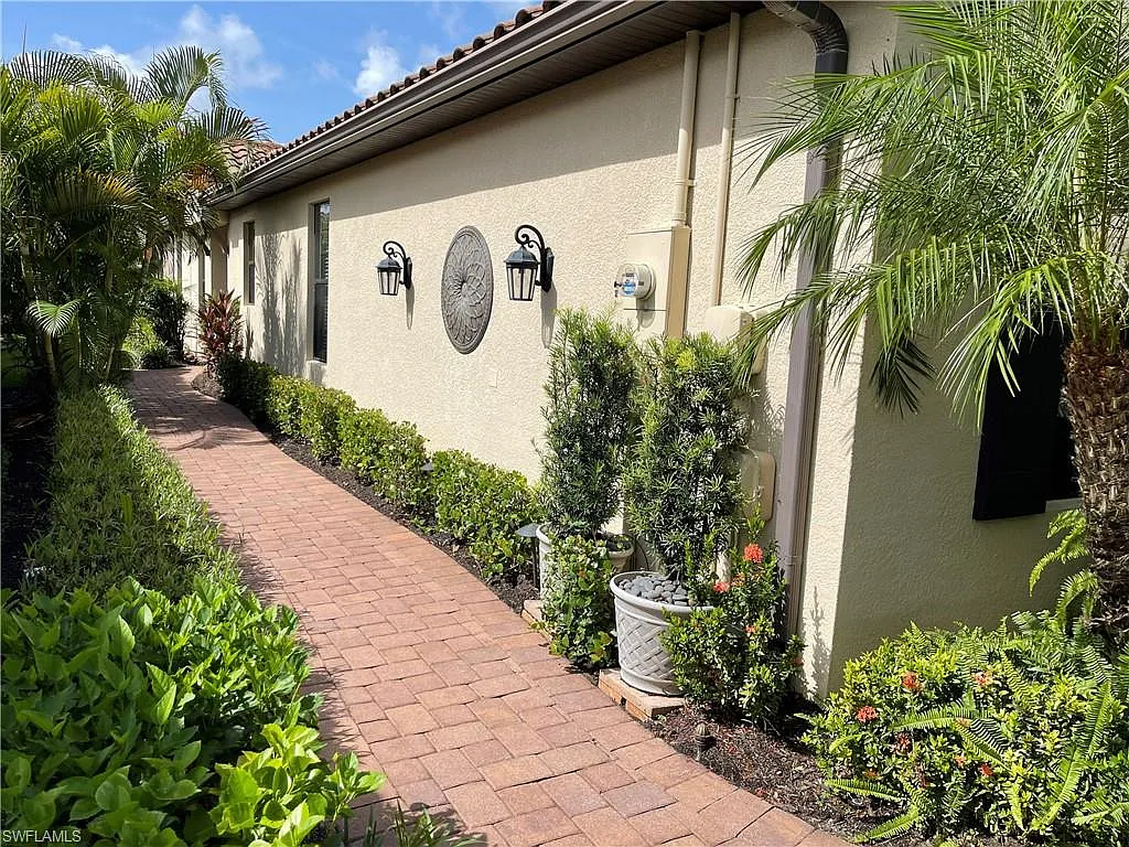 3 bed, 2.0 bath, 1912 sqft, $9,500 — Photo 3