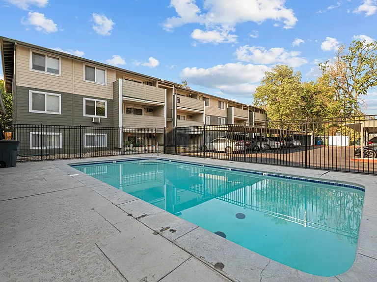 Phillippi Plaza — Photo 15