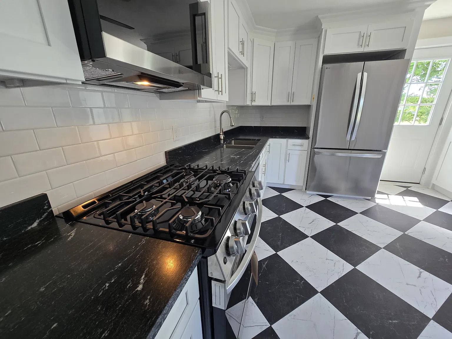 3 bed, 1200 sqft, $3,250 — Photo 4