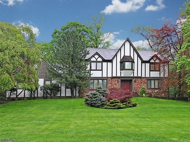 1st image of 4 Hamilton Dr E