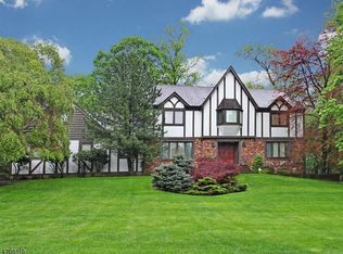 4 Hamilton Dr E, North Caldwell, NJ 07006