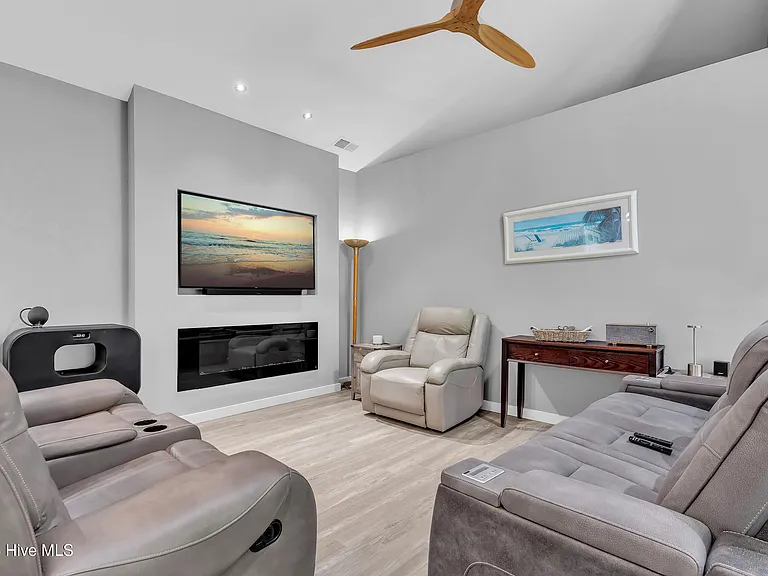 8708 Plantation Dr — Photo 16