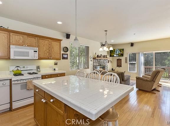 3rd image of 977 Mecham Dr