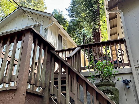 Front staircase between cabins.