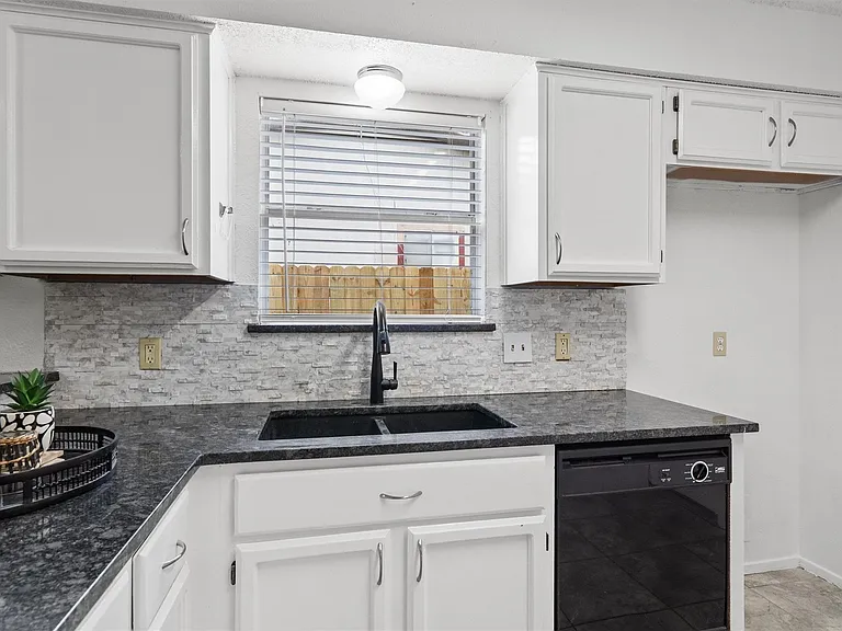 701 Riverwood Dr — Photo 14