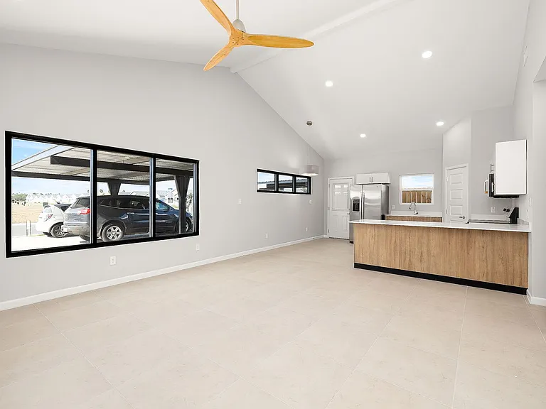 408 Sparrow Rd — Photo 1