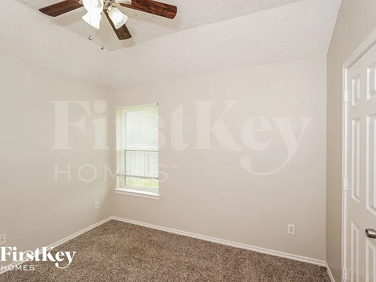 1000 High Crest Dr — Photo 8