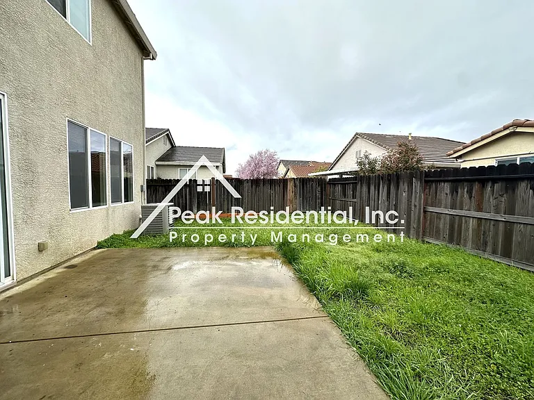 1811 Waterfall Dr — Photo 32