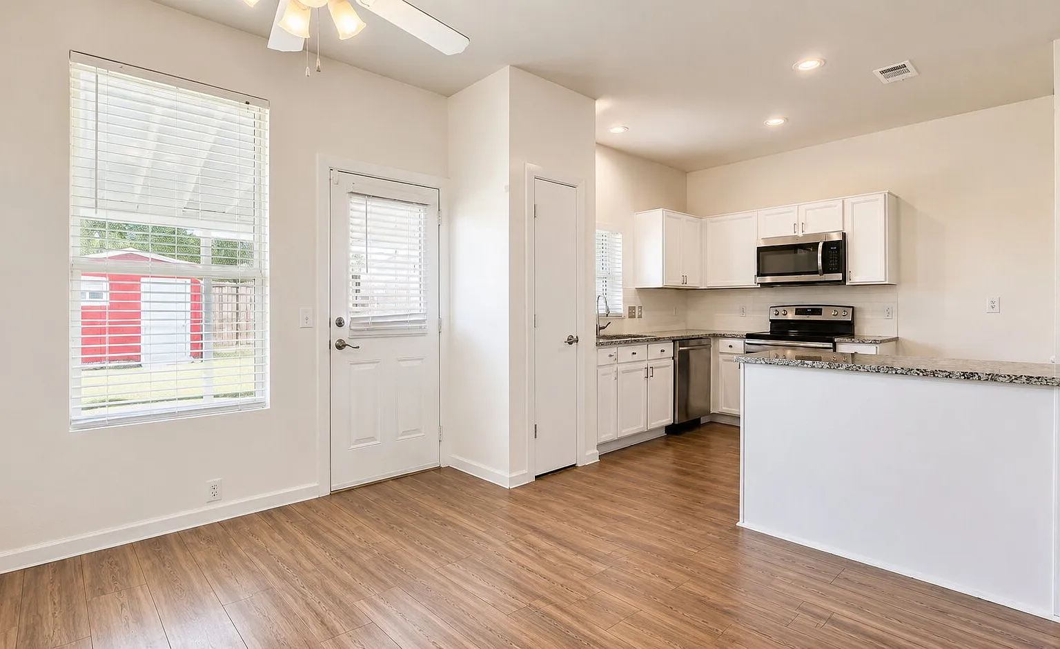 3 bed, 1.5 bath, 1221 sqft, $1,900 — Photo 3