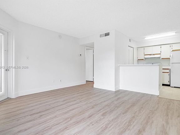 4th image of 540 S Park Rd #1129