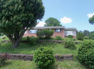 502 Oak Hill Dr SE, Floyd, VA 24091