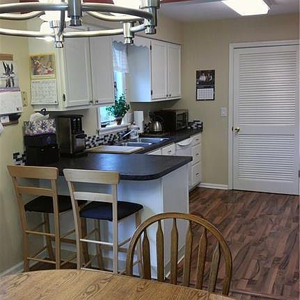 5th image of 404 Summerhaven Dr N