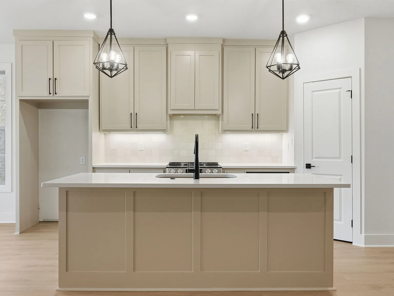 3 bed, 1610 sqft, $2,650 — Photo 3