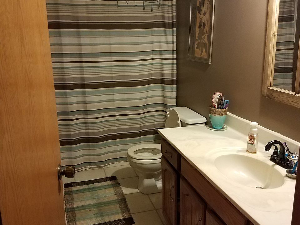 Main level full bath