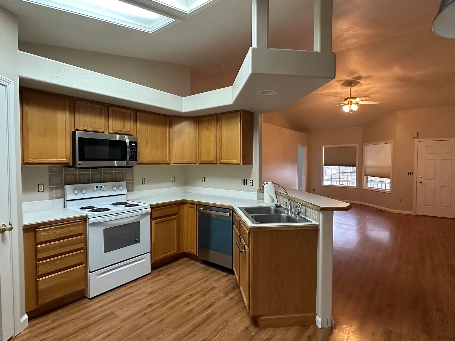 4 bed, 1276 sqft, $2,195 — Photo 2
