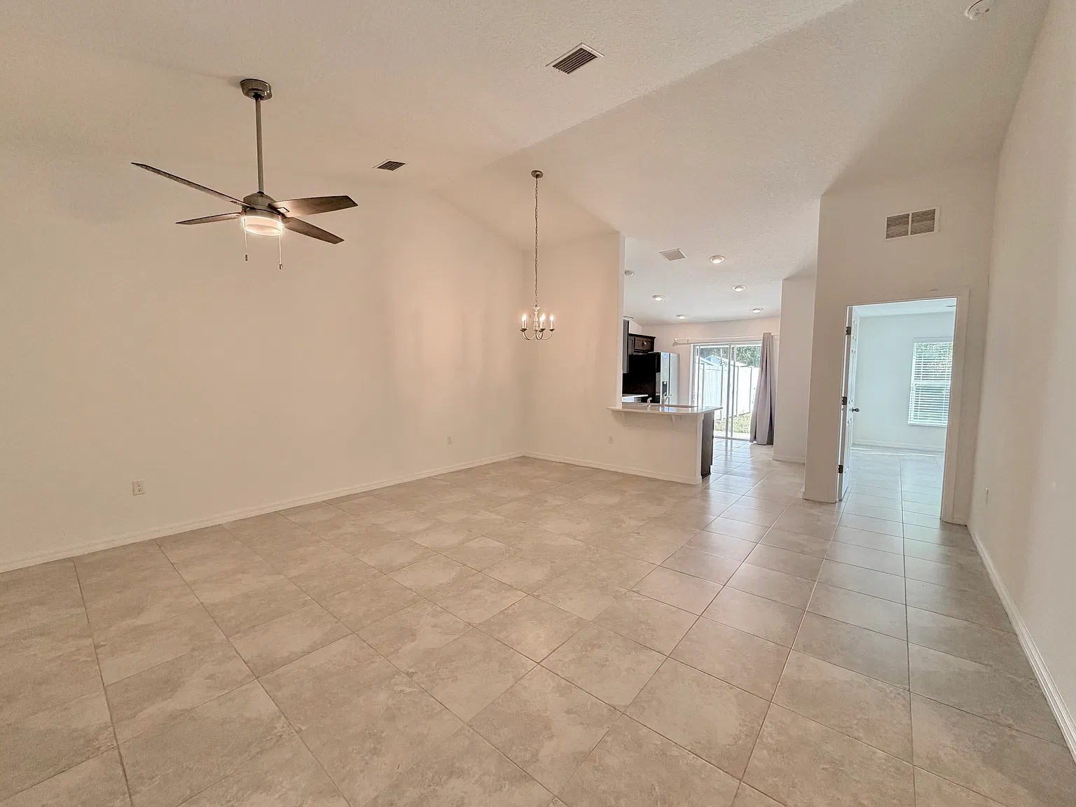 3 bed, 1211 sqft, $1,600 — Photo 2