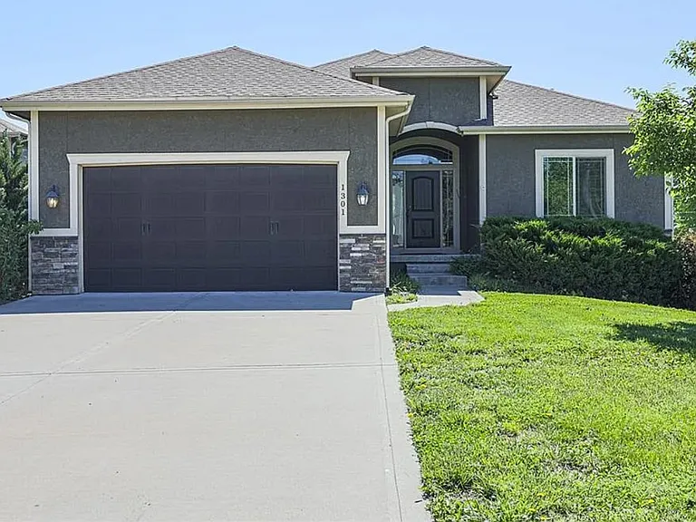 1301 NE Country Ln — Photo 3