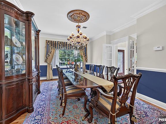 5th image of 33 Crestwood Dr