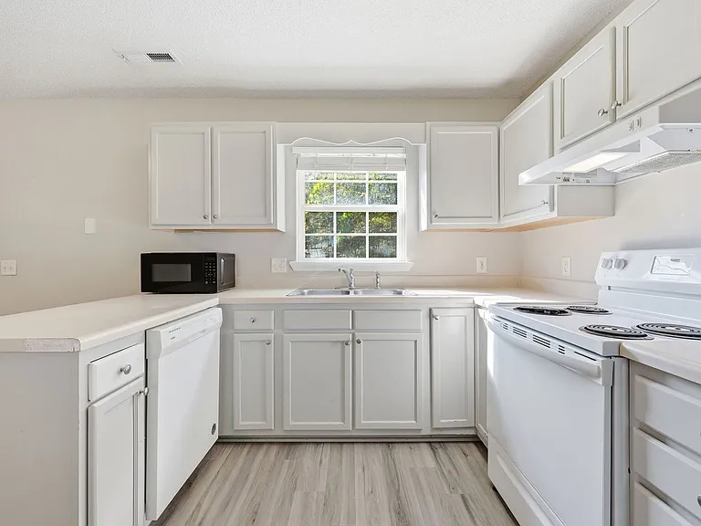 303 Louise Ave — Photo 8