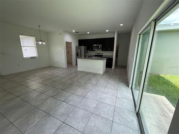 5th image of 601 Tamarin Ln