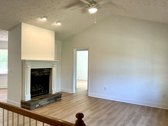 4th image of 8202 Henderson Mountain Rd