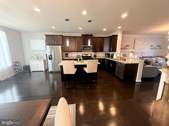 4th image of 221 Gunther Pl