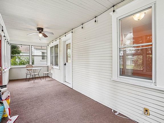 4th image of 1694 Ivy Ave E