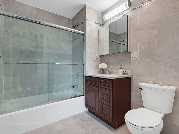 3rd image of 4604 Vernon Blvd #6D