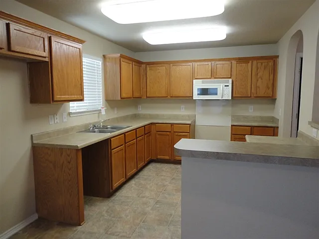 5 bed, 3.0 bath, 3025 sqft, $2,400 — Photo 2