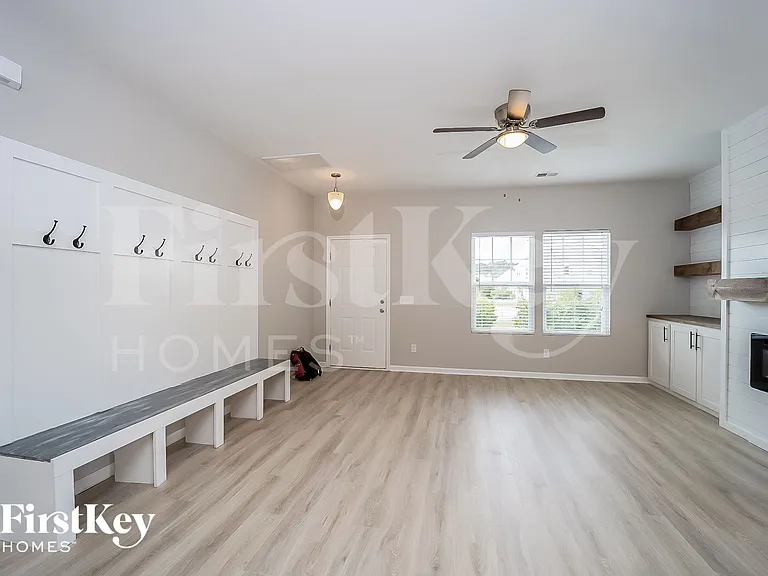 105 Breeders Ct — Photo 3