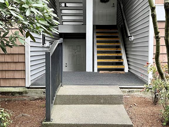 3rd image of 1003 156th Avenue NE #A102