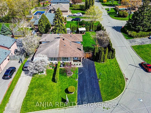 5th image of 24 Friar Tuck Rd