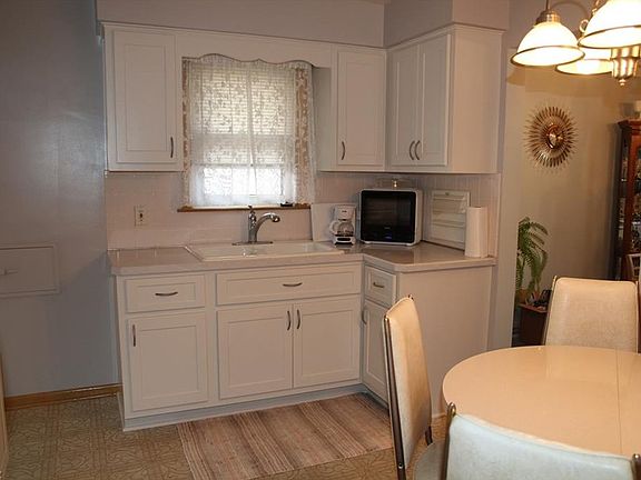 3rd image of 15916 Shirley Ave