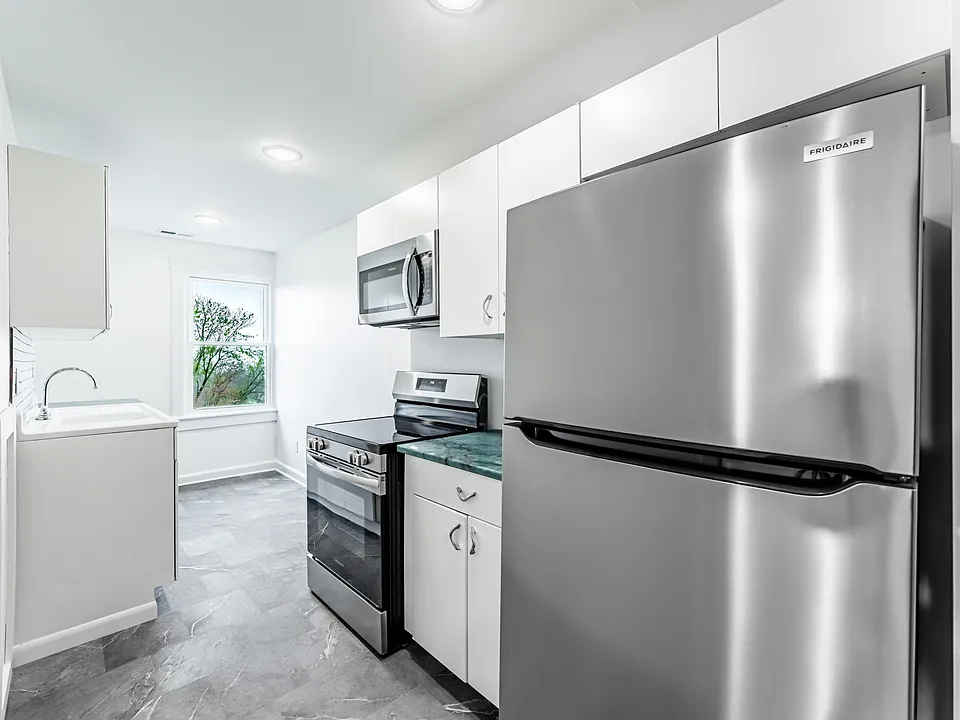 496 Dorsey Ave #4