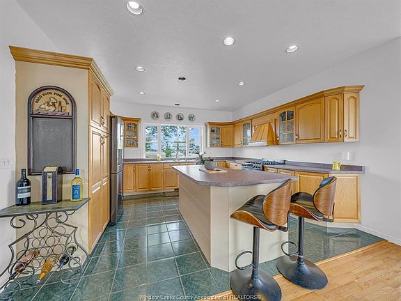 5th image of 16925 Lakeshore Rd #303