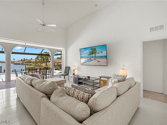 4th image of 3925 Oasis Blvd