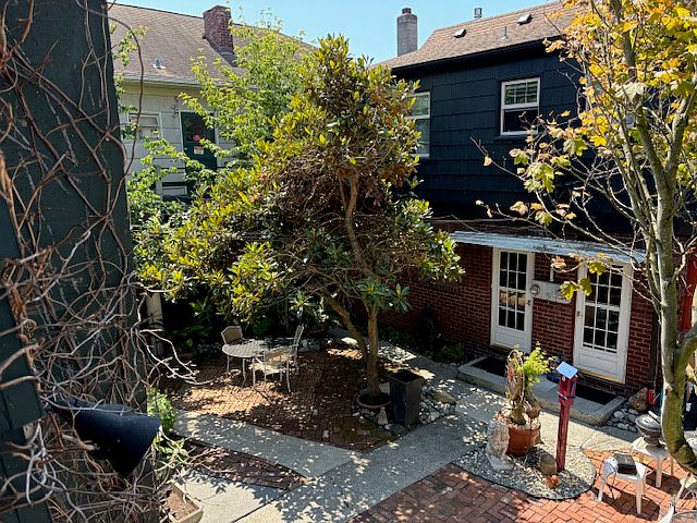 Overlooks charming courtyard.