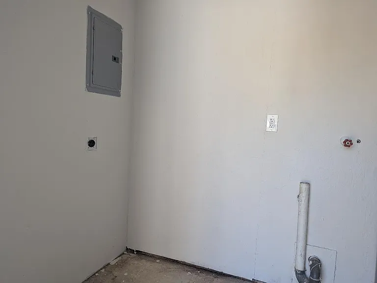 2736 Seneca Ave — Photo 6
