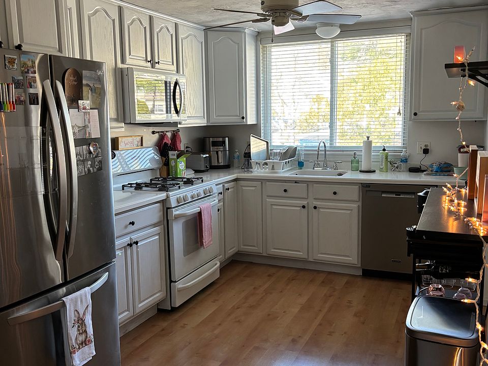 1st image of 40 Gaslight Ln