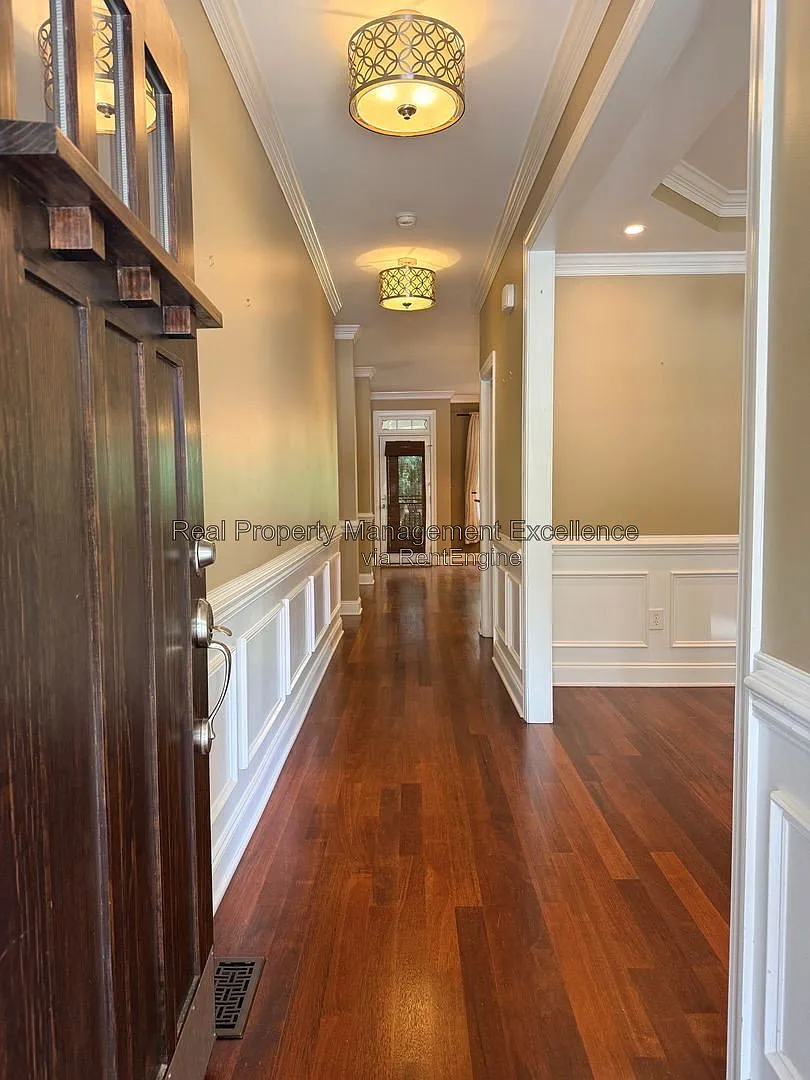 3 bed, 2.5 bath, 2338 sqft, $2,495 — Photo 4