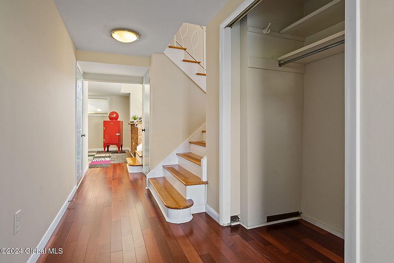 4th image of 114 Hackett Boulevard