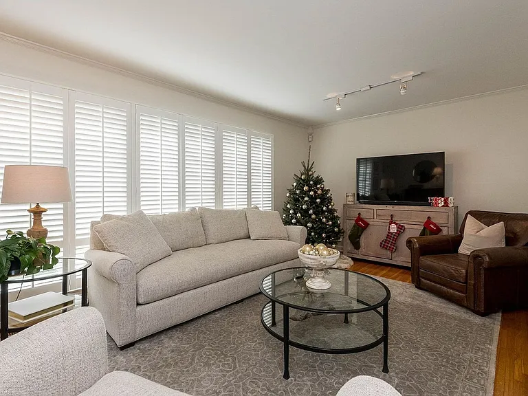 384 Barrywood Dr — Photo 12